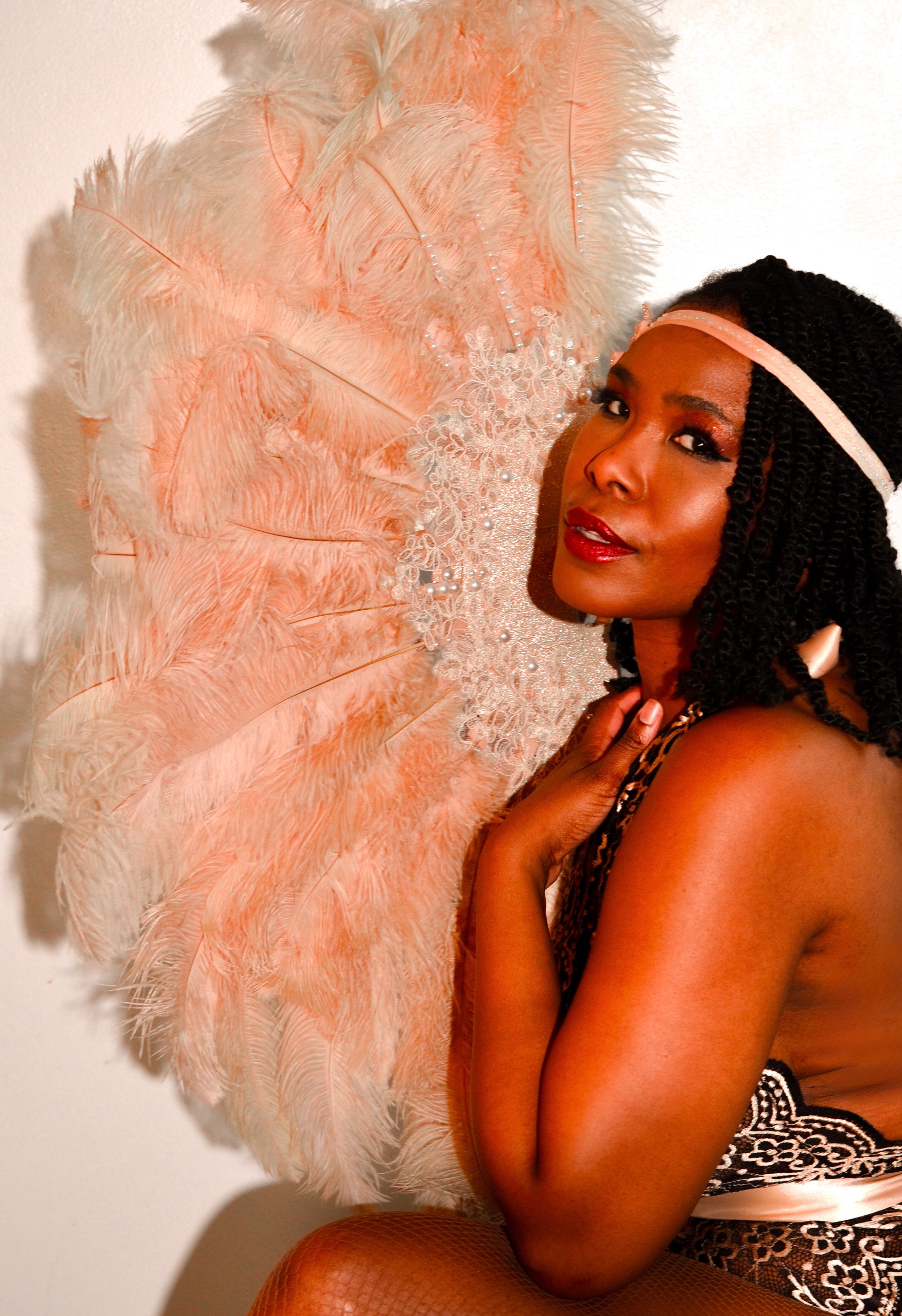 Aleis Noir posing with a feather fan